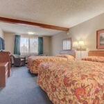 Two beds in a room of Redmond Inn