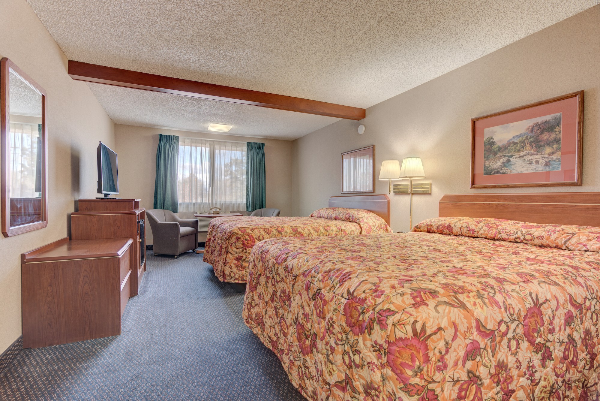 Two beds in a room of Redmond Inn