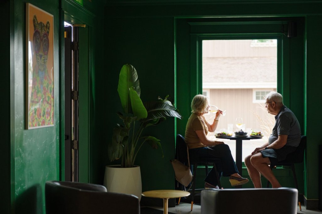 Couple enjoying food and drink at Le Bar in Sisters, Oregon