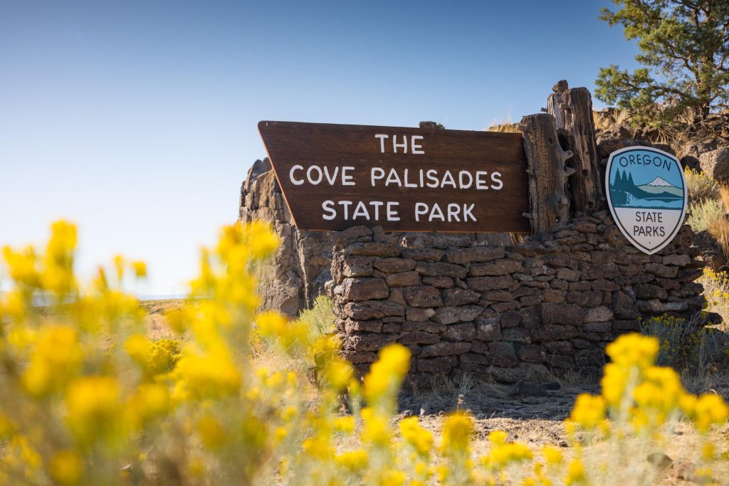 A wooden sign marking the entrance to Cove Palisades State Park in Oregon in Central Oregon.
