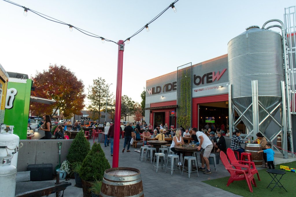 Diners on the patio at Wild Ride Brewing in Redmond, Oregon