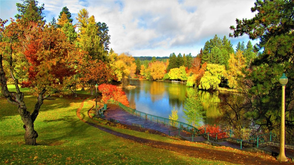 Colorful fall foliage at Drake Park and Mirror Pond near downtown Bend, Oregon